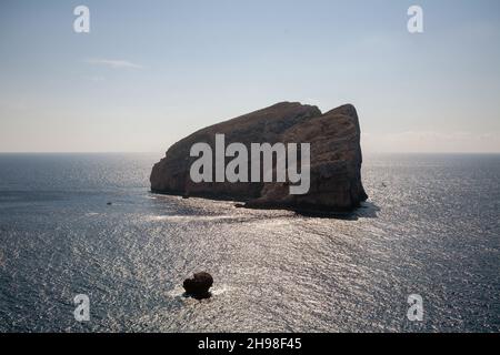 Isola Foradada una roccia marina in Sardegna, Italia Foto Stock