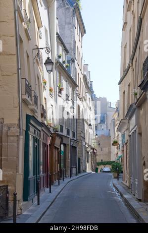 Via deserta a Parigi Francia Foto Stock