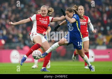 Frida Maanum di Arsenal (a sinistra) e Fran Kirby di Chelsea in azione durante la finale di Vitality Women's fa Cup al Wembley Stadium di Londra. Data foto: Domenica 5 dicembre 2021. Foto Stock