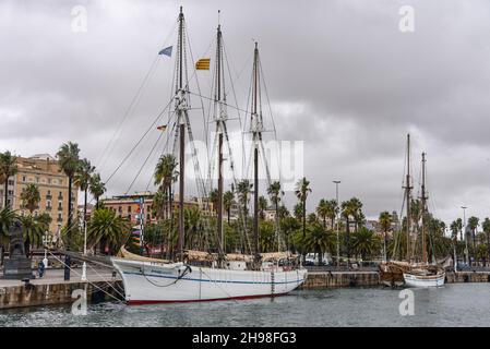 Barcellona, Spagna - 24 Nov, 2021: Vintage barca a vela ormeggiata nel porto turistico di Port Vell a Barcellona, Spagna Foto Stock