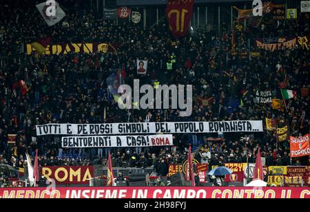 ROMA, ITALIA - DICEMBRE 04: Bandiera dei tifosi DI AS Roma in carica di Francesco Totti e Daniele De Rossi ex giocatori di AS Roma, durante la Serie Una partita tra AS Roma e FC Internazionale allo Stadio Olimpico il 4 dicembre 2021 a Roma, Italia. (Foto tramite MB Media) Foto Stock