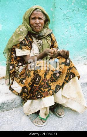 Donna che soffre di Leprosy implora elemosina ad Harar, Etiopia Foto Stock