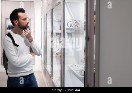 interno di una boutique con una grande selezione di abiti alla moda per donne e uomini Foto Stock