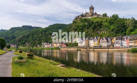 Cochem, Renania-Palatine, Germania - 15 giugno 2021: Vista sullo storico castello di Reichsburg Foto Stock