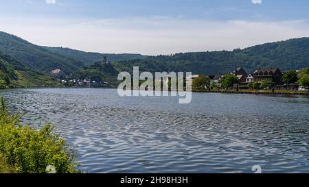 Vicino a Beilstein, Renania-Palatina, Germania - 15 giugno 2021: Vista sulla Valle della Mosella con l'Abbazia di Beilstein e il Castello Metternich nel backgr Foto Stock