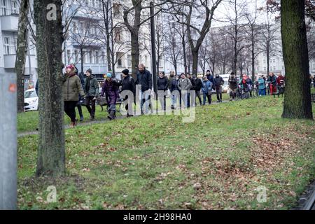 Berlino, Germania. 4 dicembre 2021. Diverse centinaia di attivisti anti-vaccinazione, i negatori di Covid-19, gli ideologi della cospirazione si sono riuniti in una manifestazione proibita a Berlino, in Germania, il 4 dicembre 2021. Si sono verificati scontri tra i manifestanti e la polizia. (Foto di Alexander Pohl/Sipa USA) Credit: Sipa USA/Alamy Live News Foto Stock