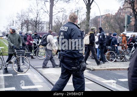 Berlino, Germania. 4 dicembre 2021. Diverse centinaia di attivisti anti-vaccinazione, i negatori di Covid-19, gli ideologi della cospirazione si sono riuniti in una manifestazione proibita a Berlino, in Germania, il 4 dicembre 2021. Si sono verificati scontri tra i manifestanti e la polizia. (Foto di Alexander Pohl/Sipa USA) Credit: Sipa USA/Alamy Live News Foto Stock