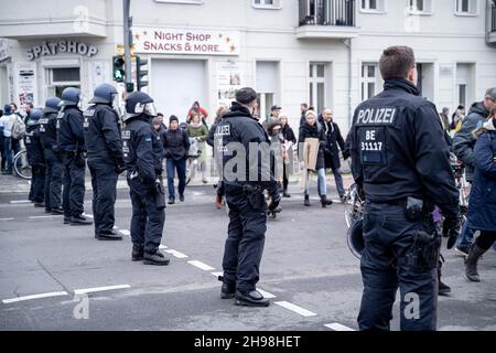 Berlino, Germania. 4 dicembre 2021. Diverse centinaia di attivisti anti-vaccinazione, i negatori di Covid-19, gli ideologi della cospirazione si sono riuniti in una manifestazione proibita a Berlino, in Germania, il 4 dicembre 2021. Si sono verificati scontri tra i manifestanti e la polizia. (Foto di Alexander Pohl/Sipa USA) Credit: Sipa USA/Alamy Live News Foto Stock