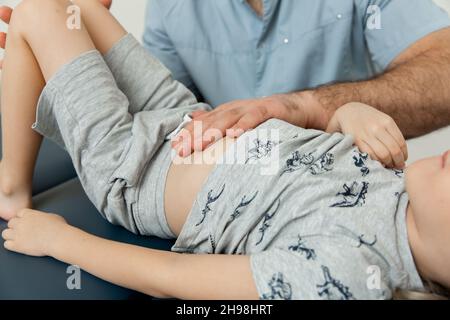 Massaggio del ventre osteopatico. Paziente di sesso femminile in trattamento con pancia o pancia osteopatica. Manipolazione e terapia osteopatica. Terapista manuale Foto Stock