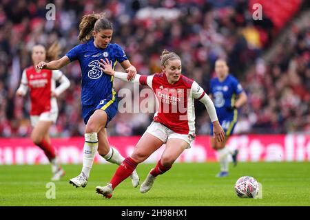 Melanie Leupolz di Chelsea (a sinistra) e Kim dell'Arsenal si battono per la palla durante la finale della Coppa fa femminile di Vitality al Wembley Stadium di Londra. Data foto: Domenica 5 dicembre 2021. Foto Stock