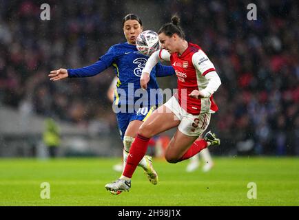 Sam Kerr di Chelsea (a sinistra) e Lotte Wubben-Moy dell'Arsenal combattono per la palla durante la finale della Coppa fa delle Donne Vitality al Wembley Stadium di Londra. Data foto: Domenica 5 dicembre 2021. Foto Stock