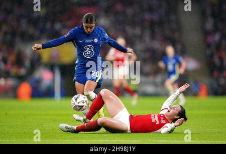 Sam Kerr di Chelsea (a sinistra) e Lotte Wubben-Moy dell'Arsenal combattono per la palla durante la finale della Coppa fa delle Donne Vitality al Wembley Stadium di Londra. Data foto: Domenica 5 dicembre 2021. Foto Stock