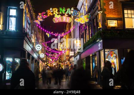 CARNABY STREET, LONDRA, INGHILTERRA- 14 novembre 2021: Foto di Carnaby Street luci di Natale Foto Stock