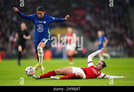 Sam Kerr di Chelsea (a sinistra) e Lotte Wubben-Moy dell'Arsenal combattono per la palla durante la finale della Coppa fa delle Donne Vitality al Wembley Stadium di Londra. Data foto: Domenica 5 dicembre 2021. Foto Stock