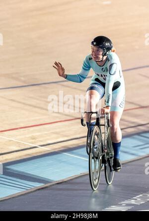 Londra, Regno Unito. 4 dicembre 2021. Katie Archibald UK saluta la folla mentre entra in 2° posto nella gara di Scratch delle Donne al round 4 della UCI Track Champions League presso il Lee Valley Velodrome di Londra, Inghilterra, il 4 dicembre 2021. Foto di Phil Hutchinson. Solo per uso editoriale, licenza richiesta per uso commerciale. Nessun utilizzo nelle scommesse, nei giochi o nelle pubblicazioni di un singolo club/campionato/giocatore. Credit: UK Sports Pics Ltd/Alamy Live News Foto Stock