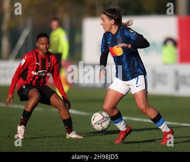 Milano, Italia. 5 dicembre 2021. Gloria Marinelli di Internazionale e Jane Refiloe di AC Milan durante la Serie a Femminile al Centro Sportivo Vismara di Milano. Il credito dovrebbe essere: Jonathan Moscarop/Sportimage Credit: Sportimage/Alamy Live News Foto Stock