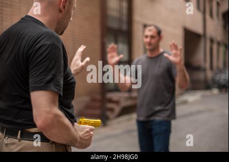 L'istruttore di Kapap dimostra le tecniche di autodifesa contro una pistola Foto Stock