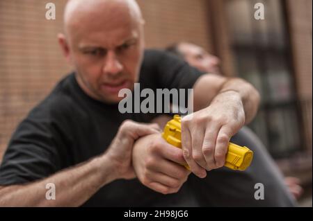 L'istruttore di Kapap dimostra le tecniche di autodifesa contro una pistola Foto Stock