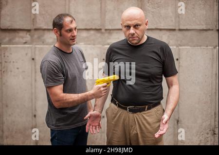 L'istruttore di Kapap dimostra le tecniche di autodifesa contro una pistola Foto Stock