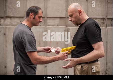 L'istruttore di Kapap dimostra le tecniche di autodifesa contro una pistola Foto Stock