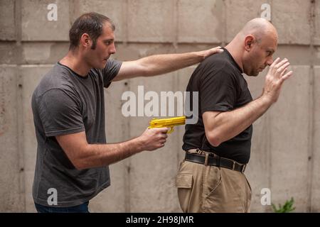 L'istruttore di Kapap dimostra le tecniche di autodifesa contro una pistola Foto Stock