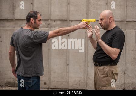 L'istruttore di Kapap dimostra le tecniche di autodifesa contro una pistola Foto Stock