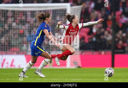 Melanie Leupolz di Chelsea (a sinistra) e Lia Walti di Arsenal combattono per la palla durante la finale della Coppa fa delle Donne Vitality al Wembley Stadium di Londra. Data foto: Domenica 5 dicembre 2021. Foto Stock