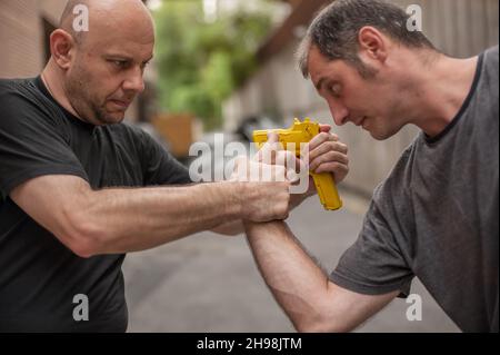 L'istruttore di Kapap dimostra le tecniche di autodifesa contro una pistola Foto Stock