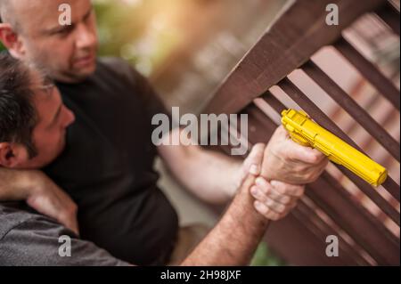 L'istruttore di Kapap dimostra le tecniche di autodifesa contro una pistola Foto Stock