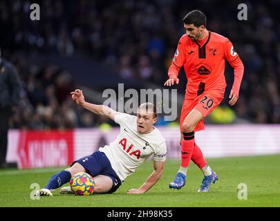 Oliver Skipp di Tottenham Hotspur (a sinistra) e Pierre Lees-Melou di Norwich City (a destra) lottano per la palla durante la partita della Premier League al Tottenham Hotspur Stadium, Londra. Data foto: Domenica 5 dicembre 2021. Foto Stock