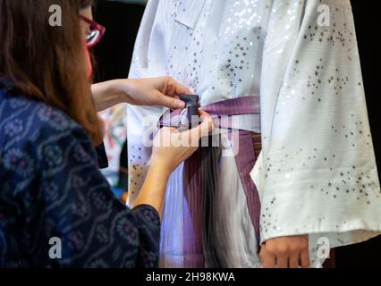 Cerimonia di ravvivatura kimono giapponese, per eventi speciali. Foto Stock