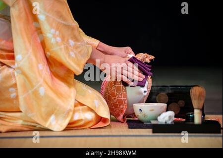 Donna giapponese in kimono tradizionale, durante la cerimonia del tè, al Festival Giapponese 2021. Foto Stock