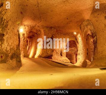 La città sotterranea di Kaymakli è un'attrazione unica per i turisti che vengono in Turchia. Foto Stock