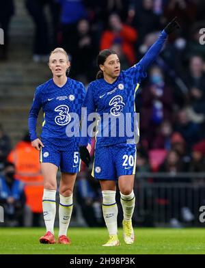 Sam Kerr di Chelsea festeggia il secondo gol della partita durante la finale della Coppa delle Donne Vitality al Wembley Stadium di Londra. Data foto: Domenica 5 dicembre 2021. Foto Stock