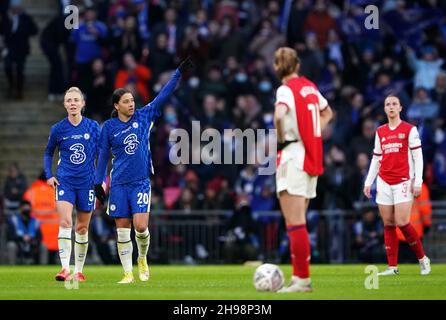 Sam Kerr di Chelsea festeggia il secondo gol della partita durante la finale della Coppa delle Donne Vitality al Wembley Stadium di Londra. Data foto: Domenica 5 dicembre 2021. Foto Stock