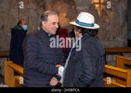 Greccio, 4 dicembre 2021 al Bano Carrisi a Greccio, parla di San Francesco. Nel Santuario di Greccio per l'ultimo incontro del centenario della rivista San Francesco. Oltre al vescovo di Rieti, Domenico Pompili, al dialogo sul tema della rinascita hanno partecipato il Guardiano del Santuario del primo presepe, Padre Carlo Serri, il sindaco della città, Emiliano Fabi e il cantautore al Bano, pugliese, un volto di televisione e musica nazionale e internazionale. L'evento sarà ospitato dal direttore della rivista mensile francescana, Padre Enzo Fort Foto Stock