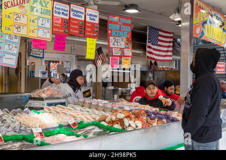 Washington, DC - il mercato municipale del pesce. Fondata nel 1805, è il più antico mercato del pesce all'aperto in continuo funzionamento degli Stati Uniti. Foto Stock