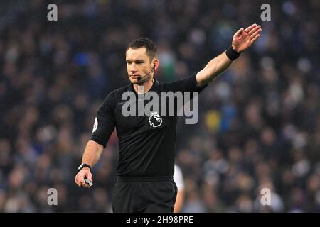 Londra, Regno Unito. 05 dicembre 2021. L'arbitro ha gardato Gillett in azione durante il gioco. Premier League Match, Tottenham Hotspur / Norwich City al Tottenham Hotspur Stadium di Londra domenica 5 dicembre 2021. Questa immagine può essere utilizzata solo a scopo editoriale. Solo per uso editoriale, licenza richiesta per uso commerciale. Nessun uso in scommesse, giochi o un singolo club/campionato/player pubblicazioni. pic di Steffan Bowen/Andrew Orchard sport fotografia/Alamy Live news credito: Andrew Orchard sport fotografia/Alamy Live News Foto Stock