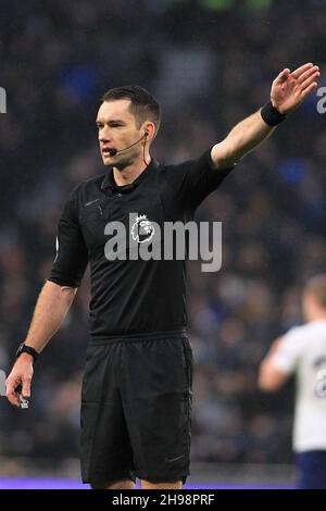 Londra, Regno Unito. 05 dicembre 2021. L'arbitro ha gardato Gillett in azione durante il gioco. Premier League Match, Tottenham Hotspur / Norwich City al Tottenham Hotspur Stadium di Londra domenica 5 dicembre 2021. Questa immagine può essere utilizzata solo a scopo editoriale. Solo per uso editoriale, licenza richiesta per uso commerciale. Nessun uso in scommesse, giochi o un singolo club/campionato/player pubblicazioni. pic di Steffan Bowen/Andrew Orchard sport fotografia/Alamy Live news credito: Andrew Orchard sport fotografia/Alamy Live News Foto Stock