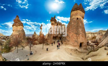 Pittoresco paesaggio di rocce arenaria a forma di pietra. Famosi camini di Fairy o funghi di pietra multipohead nella valle di Pasaba vicino a Goreme. Popolare viaggio desti Foto Stock