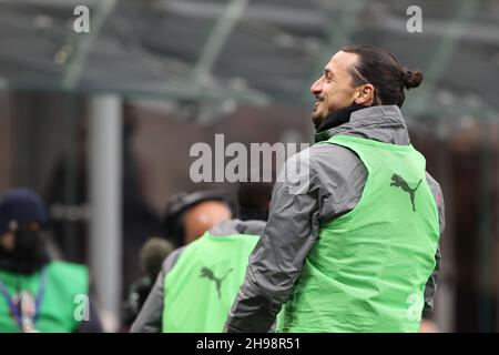 Zlatan Ibrahimovic di AC Milan sorride durante la Serie 2021/22 di una partita di calcio tra AC Milan e US Salernitana 1919 allo Stadio Giuseppe Meazza, Foto Stock