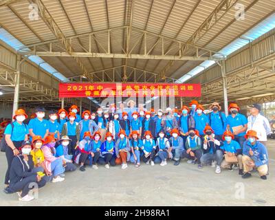 (211205) -- PHNOM PENH, 5 dicembre 2021 (Xinhua) -- studenti cambogiani di agricoltura posano per una foto di gruppo mentre visitano un frutteto di banana nella provincia di Kratie, Cambogia il 4 dicembre 2021. Domenica si è concluso un workshop di formazione organizzato dalla Cina per una settimana sulle tecnologie standardizzate di produzione delle banane per gli studenti cambogiani dell'agricoltura. Durante il corso, più di 50 studenti hanno partecipato sia a studi teorici che a viaggi sul campo in diversi frutteti tropicali. PER ANDARE CON 'Feature: Gli esperti cinesi aiutano a formare gli studenti cambogiani sulla produzione standardizzata di banane' (Chen Qisheng/Handout via Xin Foto Stock