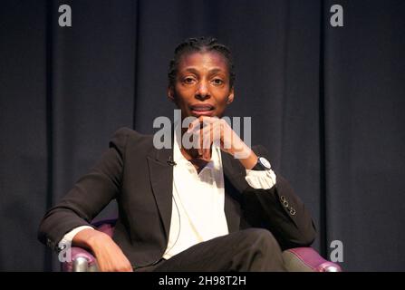 Edimburgo, Regno Unito, 18 novembre 2021: Dame Sharon White, presidente della John Lewis Partnership, in un panel presso lo SCDI Forum. PIC: Terry Murden / Alamy Foto Stock