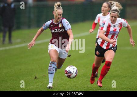 SUNDERLAND, GBR. 5 DICEMBRE Alisha Lehmann di Aston Villa e Charlotte Potts di Sunderland in azione durante la partita Continental Cup tra Sunderland e Aston Villa a Eppleton CW, Hetton Domenica 5 dicembre 2021. (Credit: Will Matthews | MI News) Credit: MI News & Sport /Alamy Live News Foto Stock