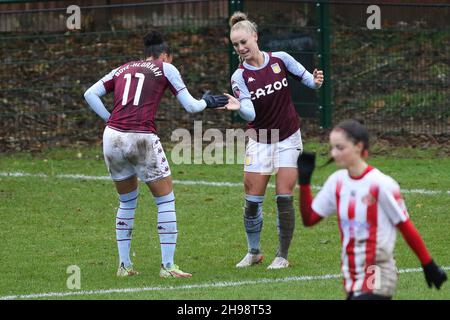 SUNDERLAND, GBR. 5 DICEMBRE Alisha Lehmann di Aston Villa festeggia dopo aver segnato con Chantelle Boye-Hlorkah di Aston Villa durante la partita Continental Cup tra Sunderland e Aston Villa a Eppleton CW, Hetton Domenica 5 dicembre 2021. (Credit: Will Matthews | MI News) Credit: MI News & Sport /Alamy Live News Foto Stock