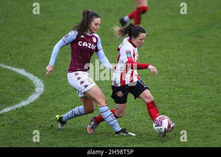 SUNDERLAND, GBR. DICEMBRE 5 Abbazia di Joice di Sunderland e Chloe Arthur di Aston Villa in azione durante la partita di Continental Cup tra Sunderland e Aston Villa a Eppleton CW, Hetton Domenica 5 dicembre 2021. (Credit: Will Matthews | MI News) Credit: MI News & Sport /Alamy Live News Foto Stock