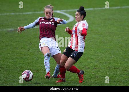 SUNDERLAND, GBR. 5 DICEMBRE Maria Farrugia di Sunderland e Marisa Ewers di Aston Villa in azione durante la partita di Continental Cup tra Sunderland e Aston Villa a Eppleton CW, Hetton domenica 5 dicembre 2021. (Credit: Will Matthews | MI News) Credit: MI News & Sport /Alamy Live News Foto Stock