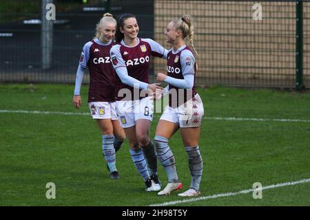 SUNDERLAND, GBR. 5 DICEMBRE Alisha Lehmann di Aston Villa festeggia con i compagni di squadra dopo aver segnato durante la partita Continental Cup tra Sunderland e Aston Villa a Eppleton CW, Hetton Domenica 5 dicembre 2021. (Credit: Will Matthews | MI News) Credit: MI News & Sport /Alamy Live News Foto Stock