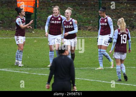 SUNDERLAND, GBR. 5 DICEMBRE Alisha Lehmann di Aston Villa festeggia con i compagni di squadra dopo aver segnato durante la partita Continental Cup tra Sunderland e Aston Villa a Eppleton CW, Hetton Domenica 5 dicembre 2021. (Credit: Will Matthews | MI News) Credit: MI News & Sport /Alamy Live News Foto Stock