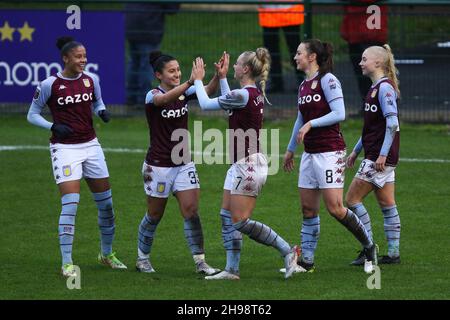 SUNDERLAND, GBR. 5 DICEMBRE Alisha Lehmann di Aston Villa festeggia con i compagni di squadra dopo aver segnato durante la partita Continental Cup tra Sunderland e Aston Villa a Eppleton CW, Hetton Domenica 5 dicembre 2021. (Credit: Will Matthews | MI News) Credit: MI News & Sport /Alamy Live News Foto Stock